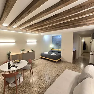 https://cozy-studio-with-canal-view.hotelinveneto.com